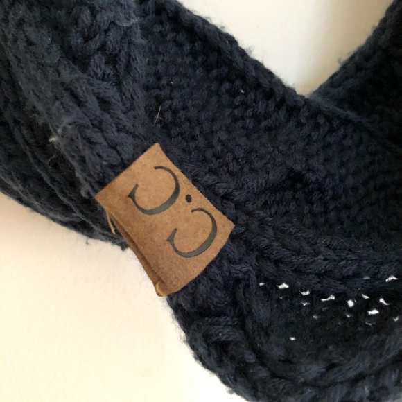 C.C. Navy blue cable knit infinity scarf - Picture 3 of 4
